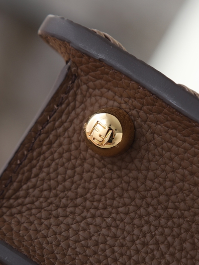 フェンディバッグ角部分ディテール